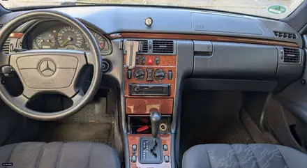 Mercedes-Benz E 230