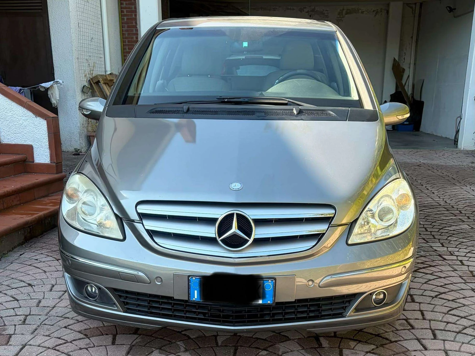 Mercedes-Benz B 180