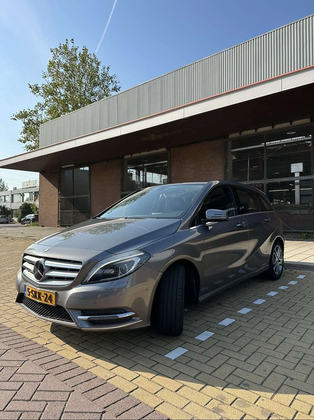 Mercedes-Benz B 180