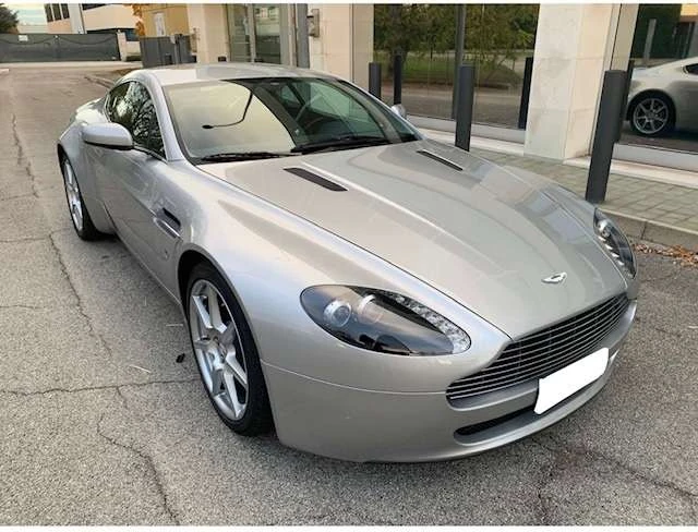 Aston Martin Vantage undefined