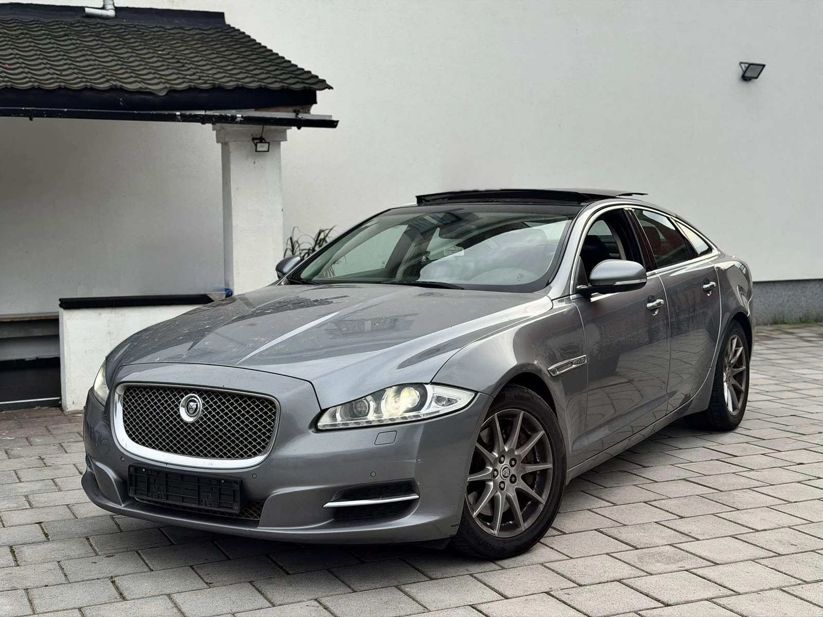 Jaguar XJ