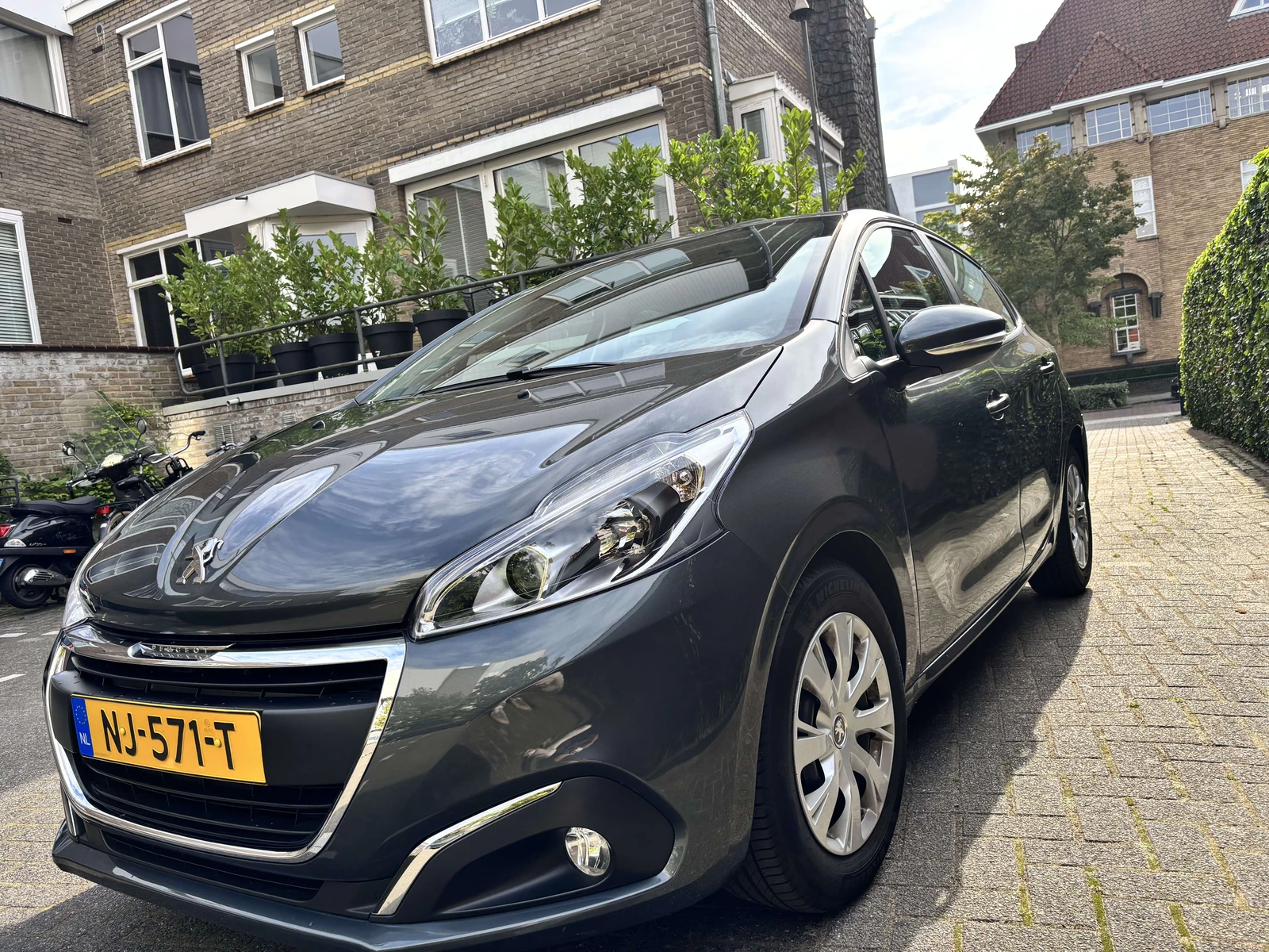 Peugeot 208 undefined