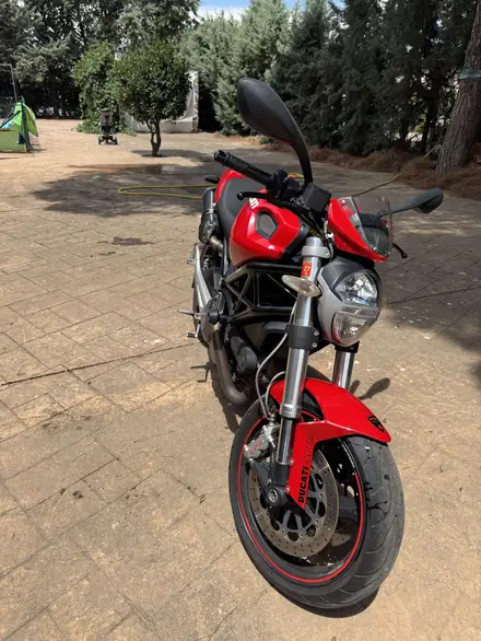 Ducati Monster 696