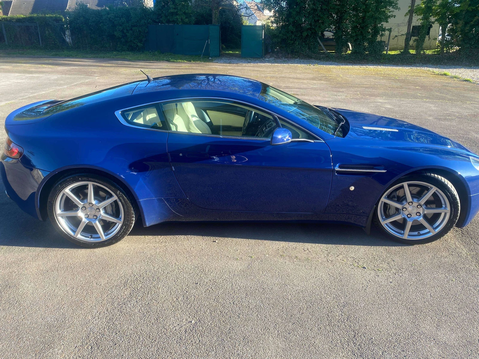 Aston Martin Vantage undefined