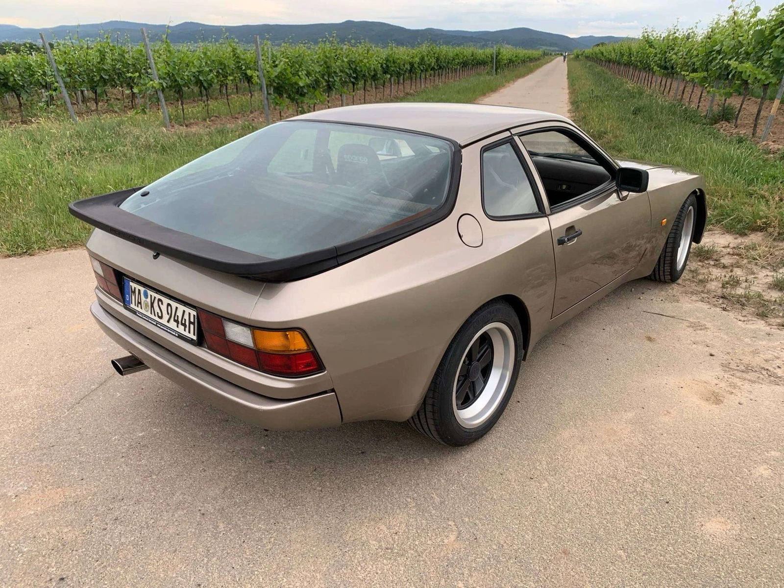 Porsche 944